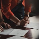 Persone firmano un contratto