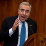 Maurizio Gasparri davanti a un microfono pulpito