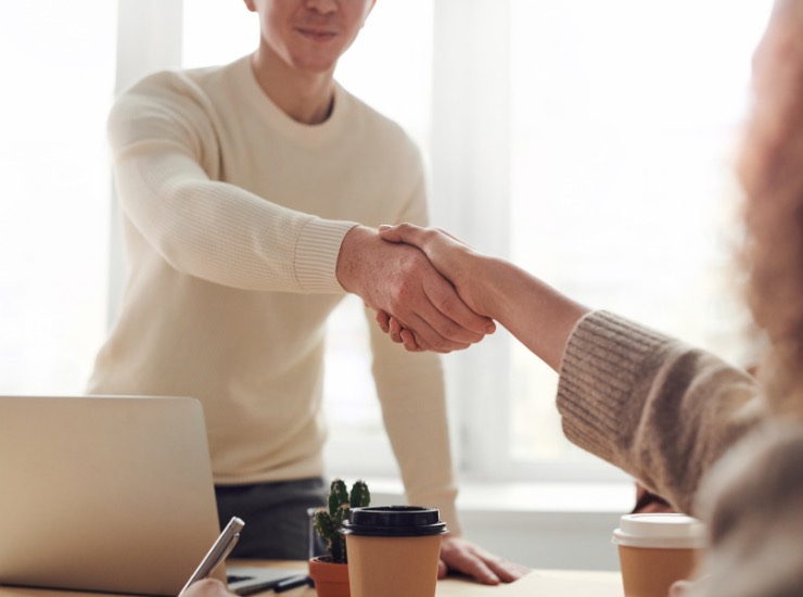 Due persone si stringono la mano