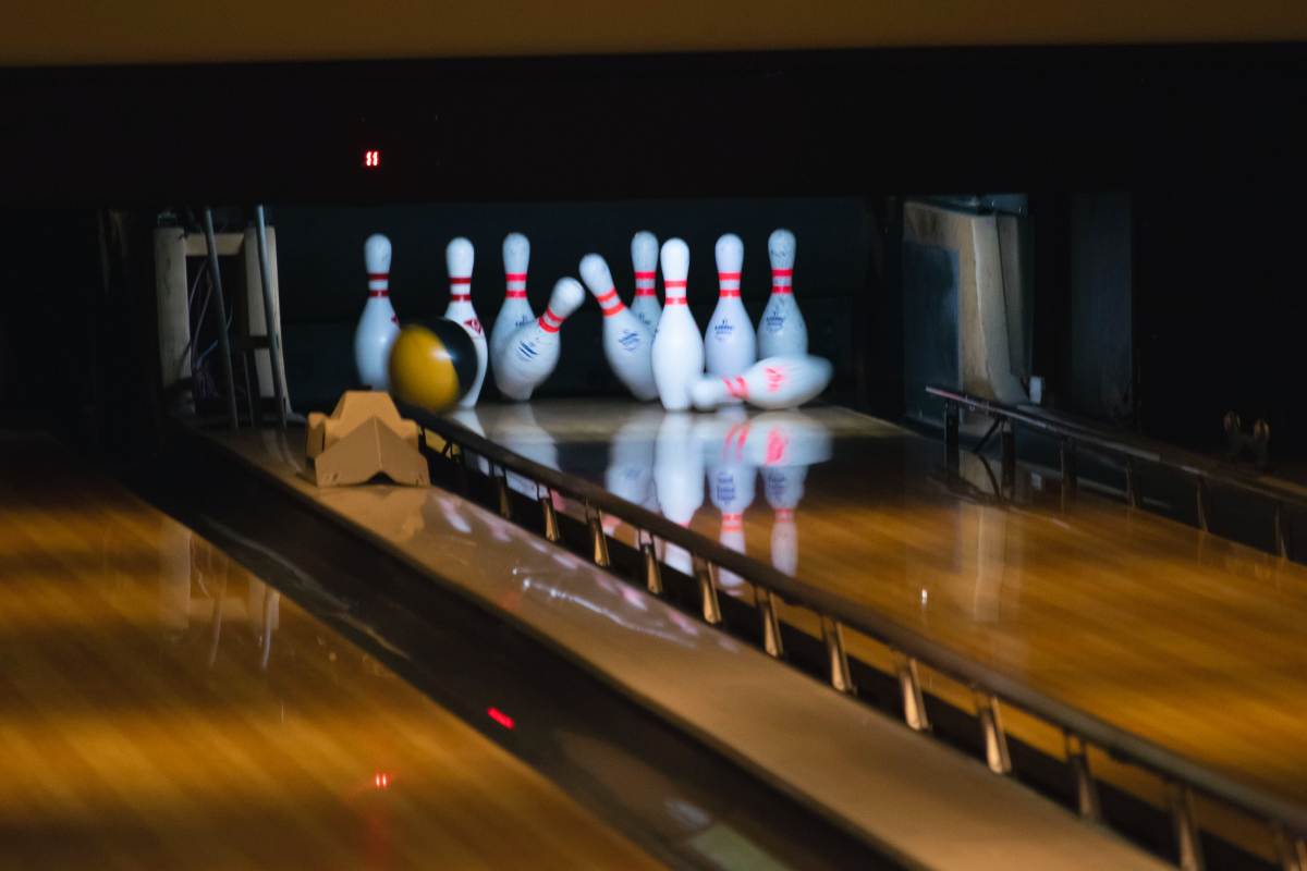 Birilli abbattuti da una palla da bowling