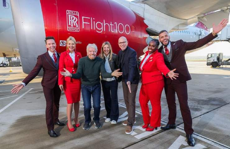 Richard Branson e la cabin crew del Boeing 787 100% SAF