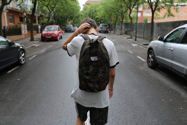 Studente giovane in strada triste