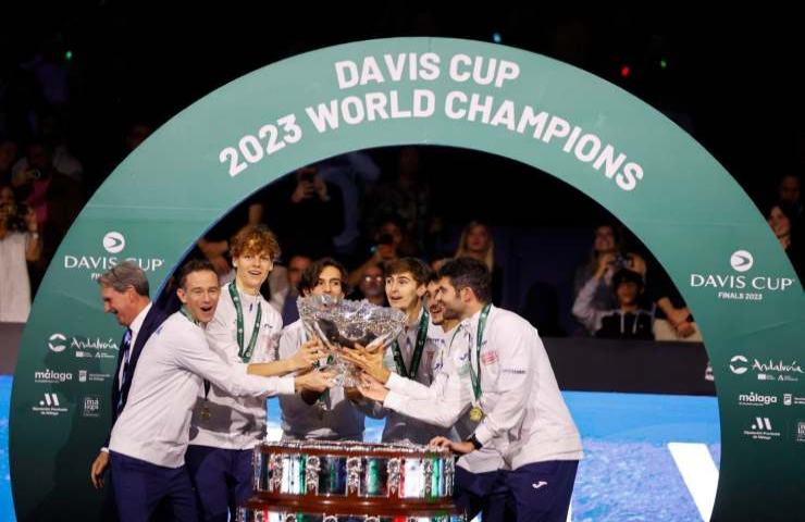 Delegazione italiana alza la Coppa Davis