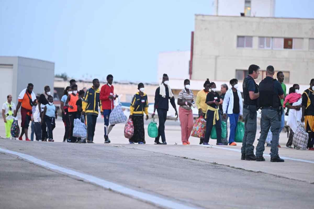 Migranti nell'hotspot di Lampedusa