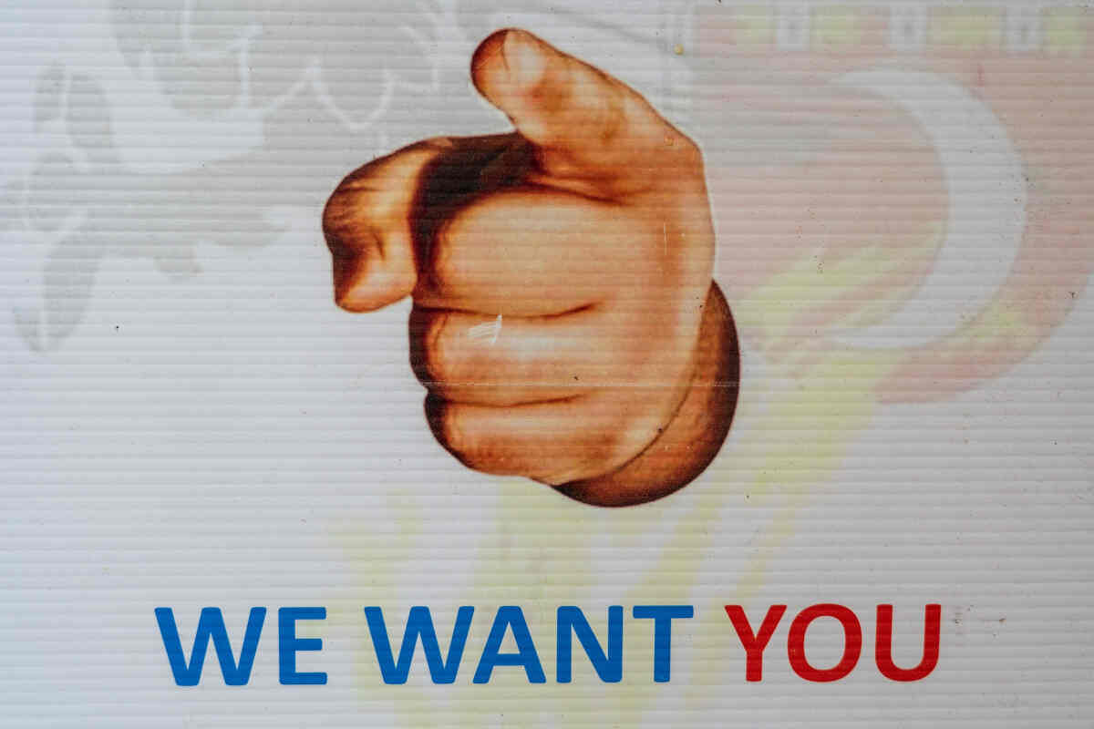 Cartello con la scritta "We want you"