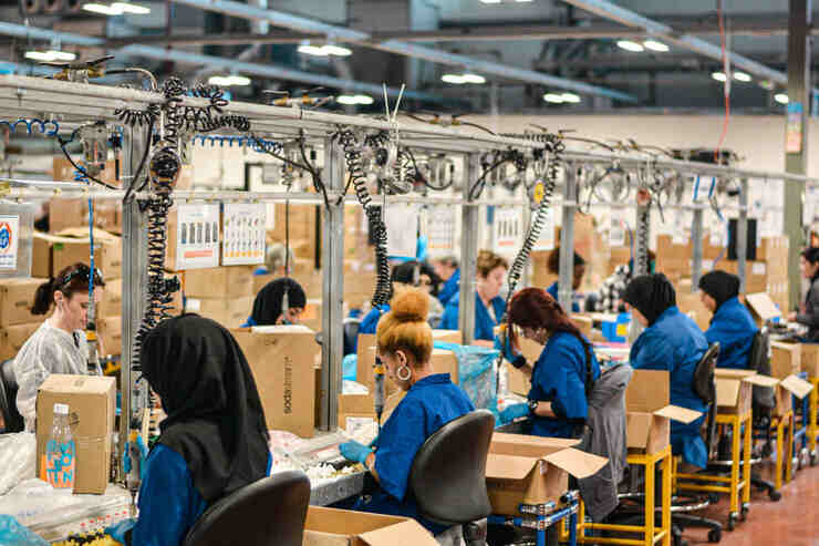 Donne al lavoro in fabbrica 