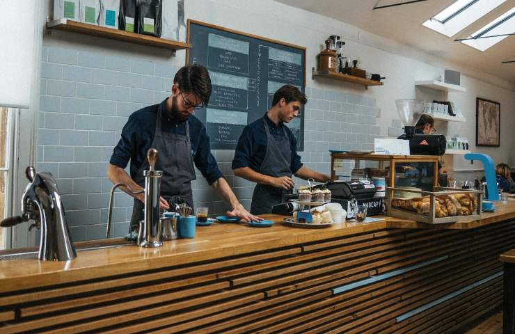 Due baristi al lavoro