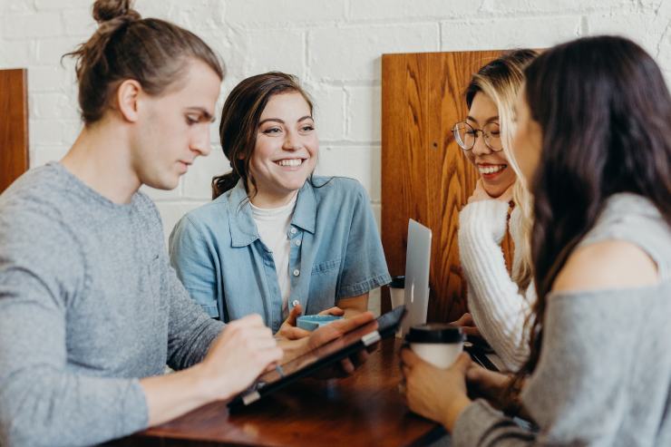 Team di lavoro composto da quattro persone