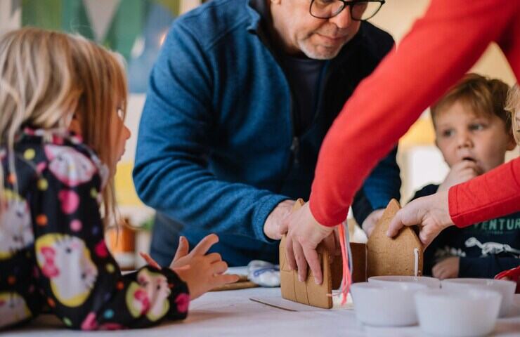 bambini che fanno lavoretti