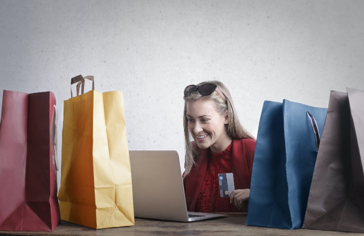 Una donna che sta comprando online utilizzando il BNPL