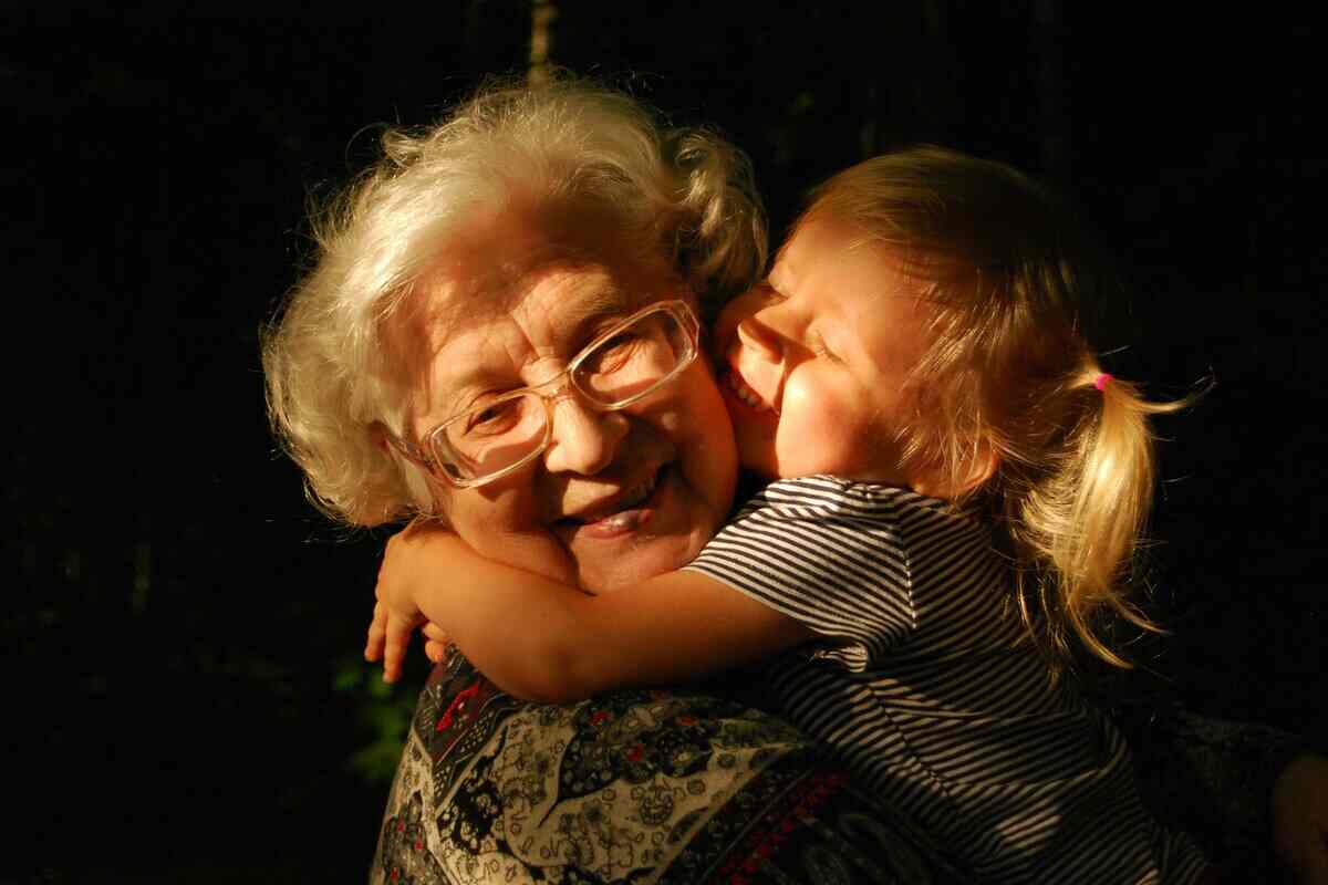 bambina abbraccia la nonna