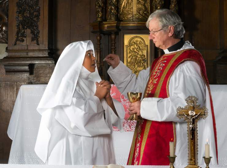 Un prete e una suora in chiesa