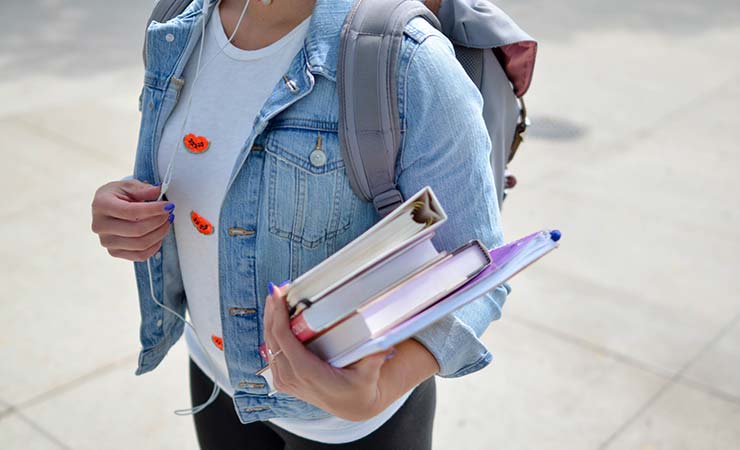 studentessa con libri