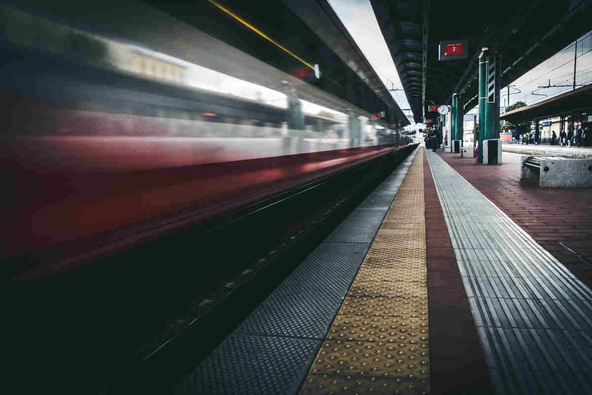 Treno in transito in stazione