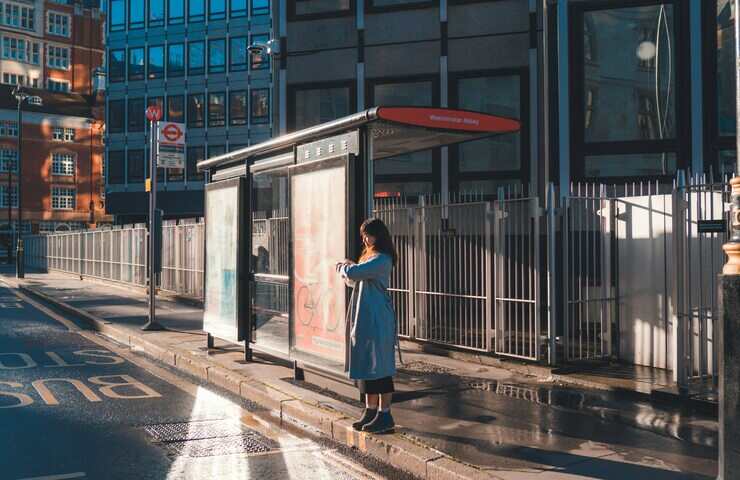donna che aspetta l'autobus