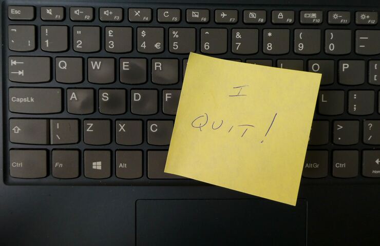 post it su tastiera pc con scritto "I quit"