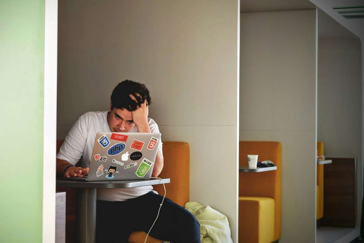 Ragazzo stressato al computer