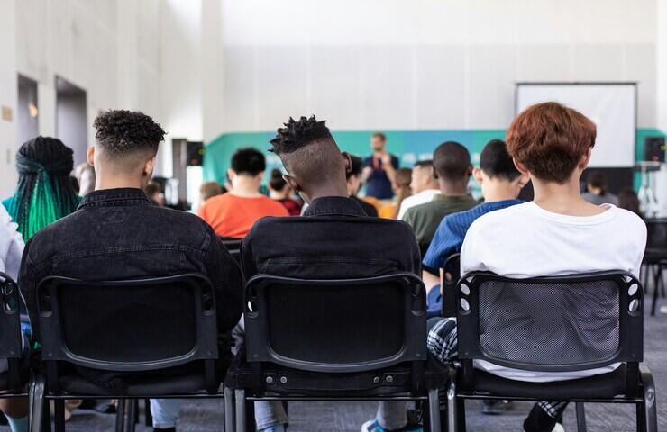 studenti seduti in classe di spalle
